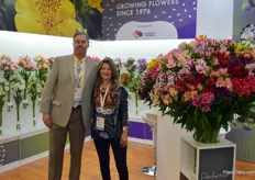 Suasuque, a Colombian alstroemeria grower selling by the brand name Perfection. Suasuque means something like 'different light' in one of the native Indian languages. On the photo Daniel Velez and Cristine Gomez.